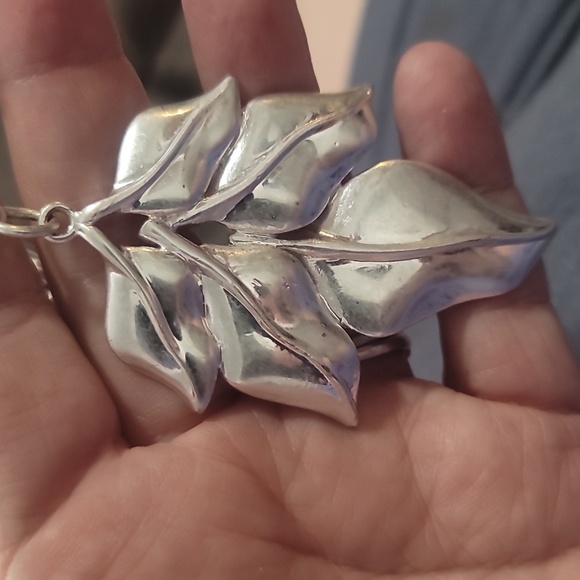 Designer Bill Blass silvertone elven leaves necklace - Picture 1 of 4
